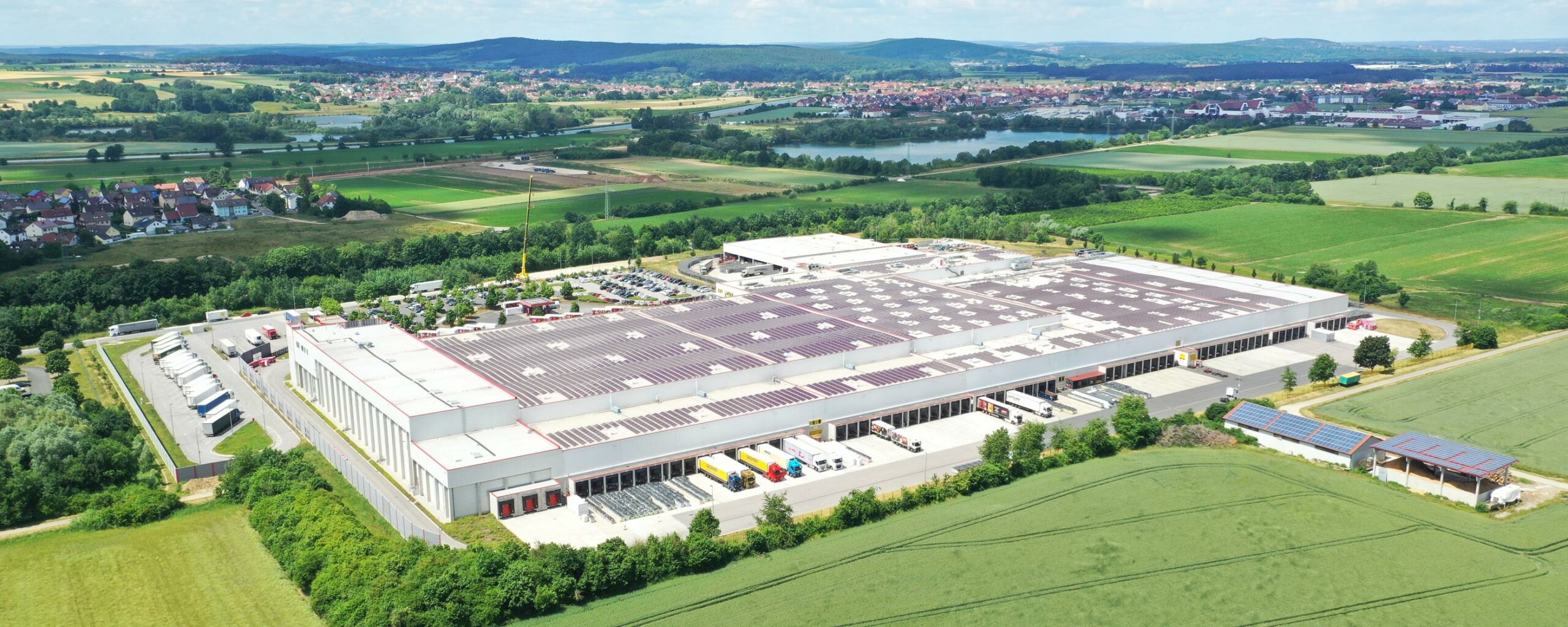 Eine Luftaufnahme von Buttenheim mit dem geplanten Logistikzentrum für REWE
