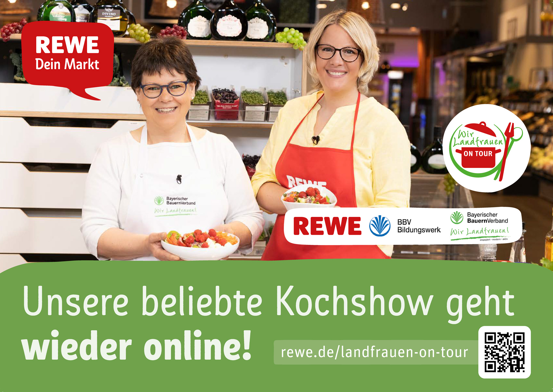 Werbefoto, das zwei Damen mit Salatschüsseln in der Hand zeigt. Auf dem Bild steht der Titel: „Unsere beliebte Kochshow geht wieder online“. In der unteren rechten Ecke ist ein QR Code, der dazugehörige Link ist links daneben nochmal zu lesen.