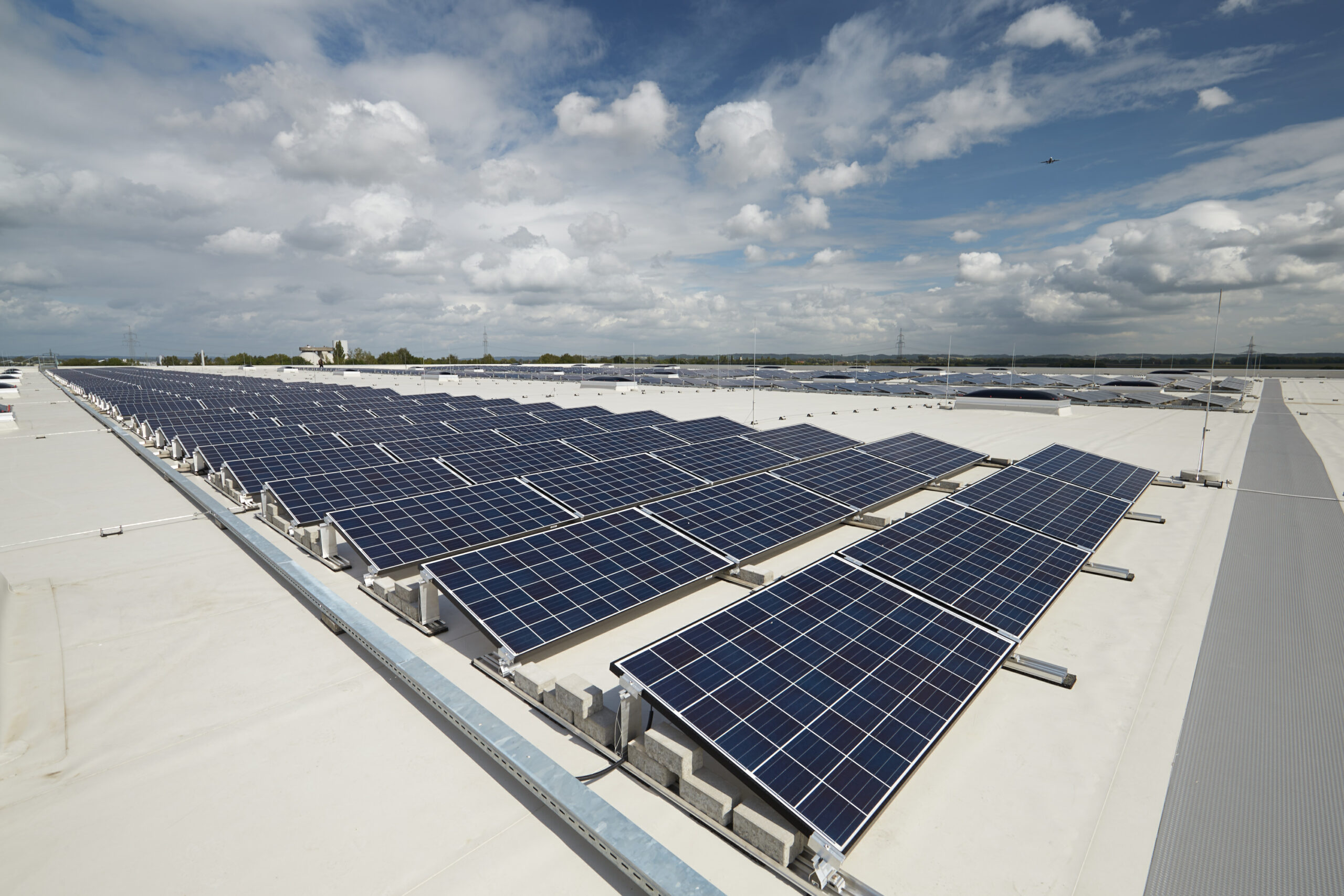 Mit unserer Photovoltaikanlage auf dem Dach des Lagers in Eitting hat REWE bereits ein Vorzeigegebäude in Sachen Energieeffizienz.