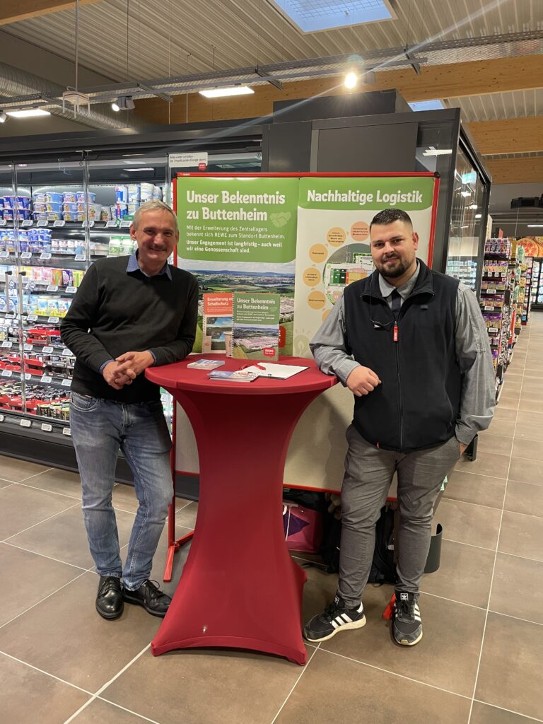 Der Leiter des REWE-Zentrallagers (links) und der Leiter des REWE-Markts (rechts) bei der Neueröffnung des REWE-Marktes in Buttenheim.